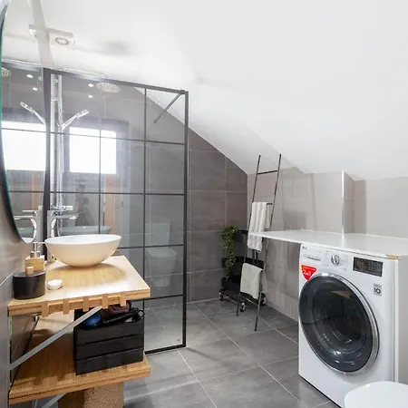 Luxury 4 Bedroom Penthouse Apartment *